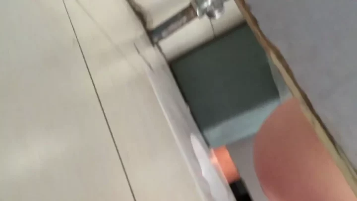 中国の公衆トイレで盗撮！驚愕の覗き見映像 のスクリーンショット 2