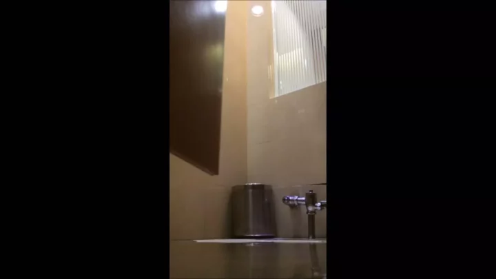盗撮！ショッピングモール女子トイレの衝撃 のスクリーンショット 2