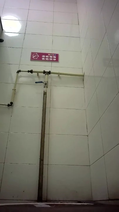 電波塔で盗撮！屈辱のしゃがみ込み排泄 のスクリーンショット 3