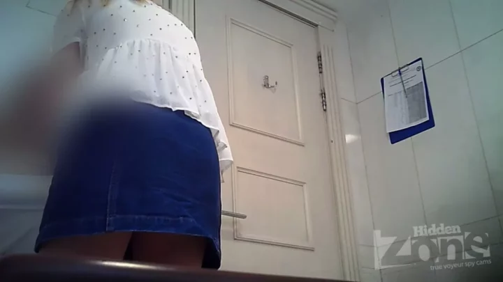 トイレの個室で盗撮！ハプニング続出の隠し撮り のスクリーンショット 7