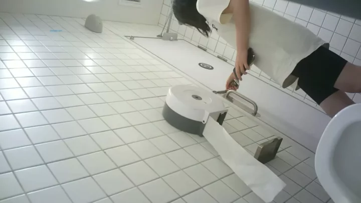 隠し撮り！日本のトイレで美人OLが大胆な… のスクリーンショット 7