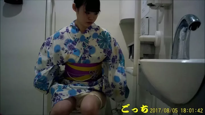 夏祭りで見つけた浴衣美少女！お手洗いでの秘密の瞬間 のスクリーンショット 3