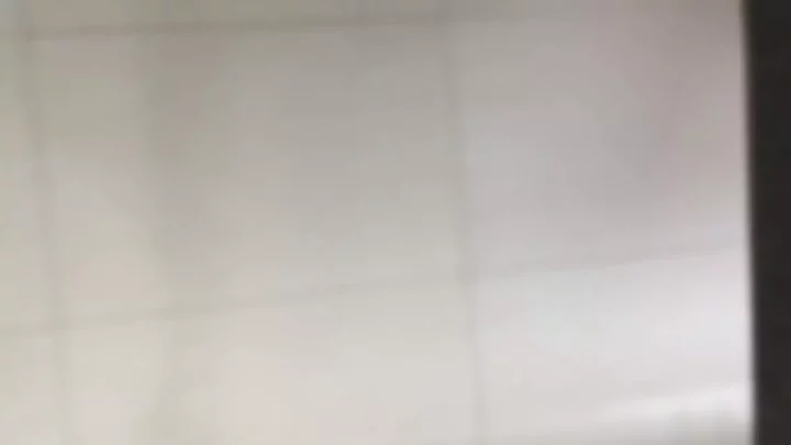 中国の公衆トイレで盗撮！驚愕の覗き見映像 のスクリーンショット 3