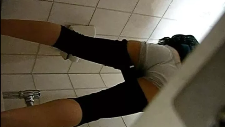 【盗撮】制服美少女11名がターゲット！和式トイレでの秘密 のスクリーンショット 7