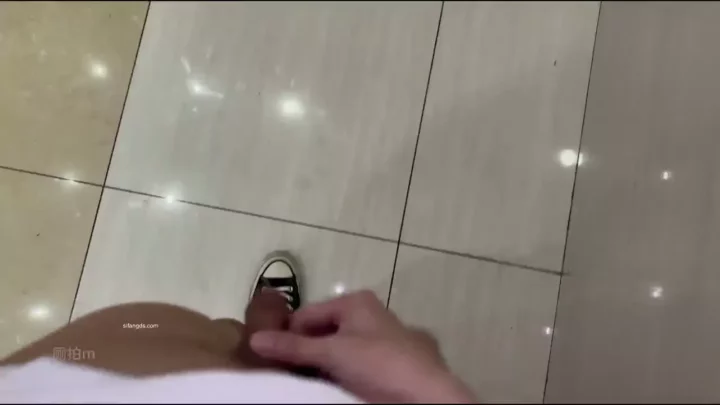 中国の公衆トイレで盗撮！驚愕の覗き見映像 のスクリーンショット 7