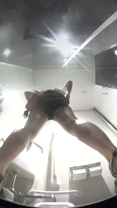 女子大生の密室を覗き見！トイレで魅せる無防備な裸尻 のスクリーンショット 4