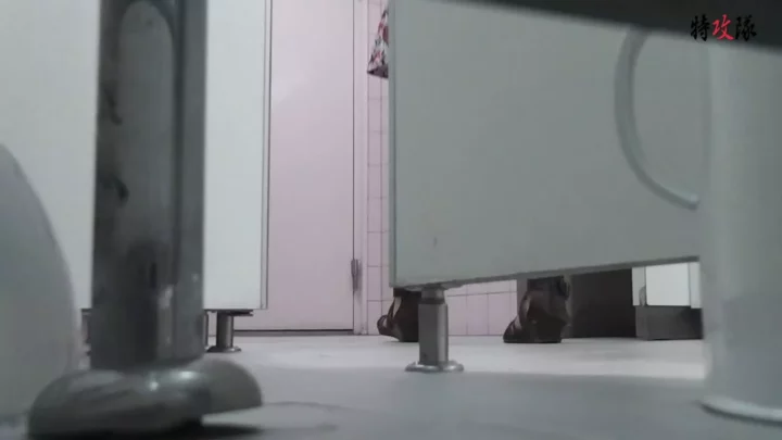 トイレの個室でまさかの遭遇！可愛い彼女の決定的瞬間 のスクリーンショット 4
