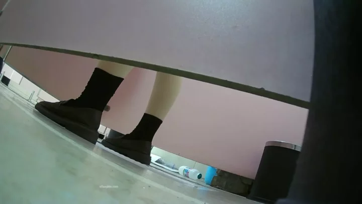 衝撃！中国トイレ盗撮 4Kで捉えた禁断の瞬間 のスクリーンショット 4