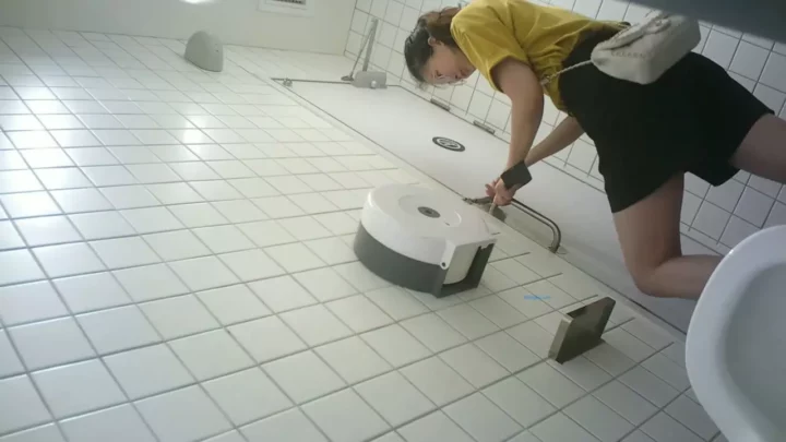 隠し撮り！日本のトイレで美人OLが大胆な… のスクリーンショット 8
