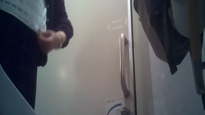 隠し撮り！日本のトイレで美人OLが大胆な… のスクリーンショット 12