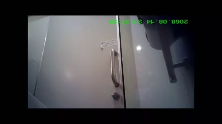 隠し撮り！日本のトイレで美人OLが大胆な… のスクリーンショット 16