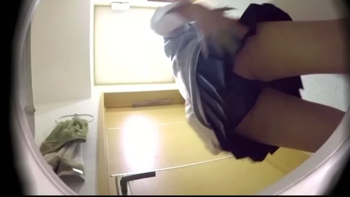 【衝撃盗撮】トイレでデリケートゾーンを処理する美女 のスクリーンショット 4