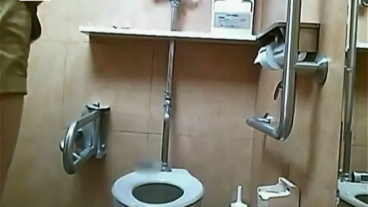 女子トイレ盗撮！知らずに用を足す美女たちの秘密 のスクリーンショット 4
