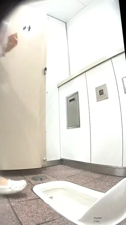 御堂筋線トイレで女子高生がまさかの痴漢遭遇！ のスクリーンショット 1