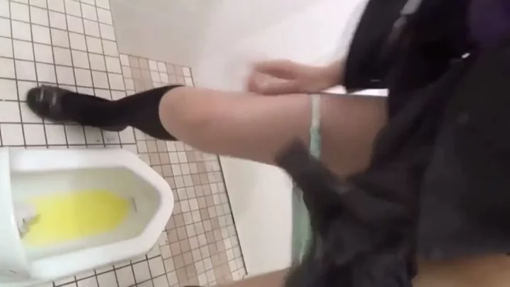 【完全密着】隠し撮り！美人OLの秘密トイレ のスクリーンショット 9