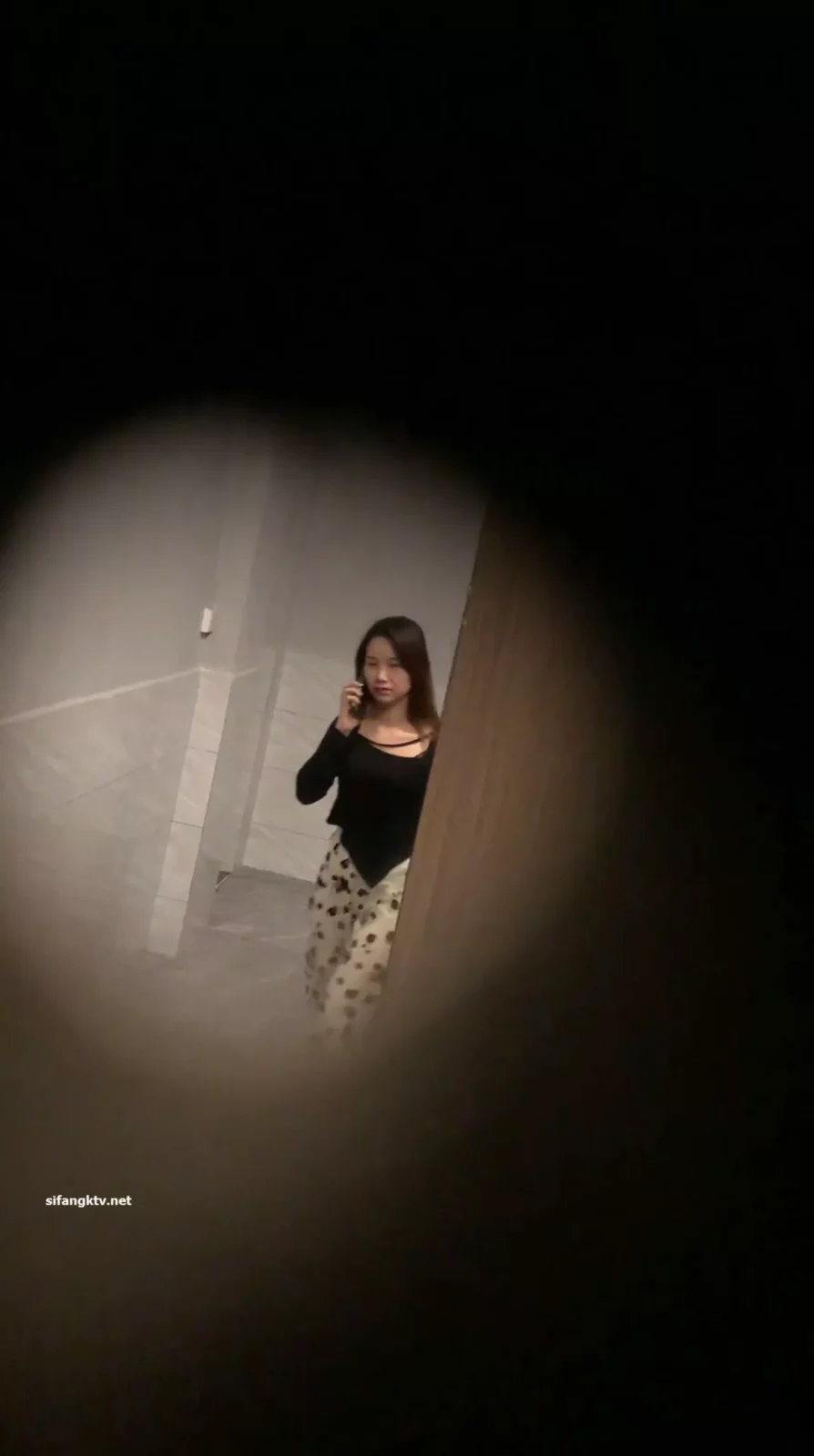 オフィス女子トイレの秘密：新人インターンの美しき素顔