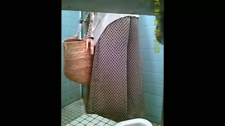 【韓国トイレ盗撮】密室のプライベートが丸見え… のスクリーンショット 5