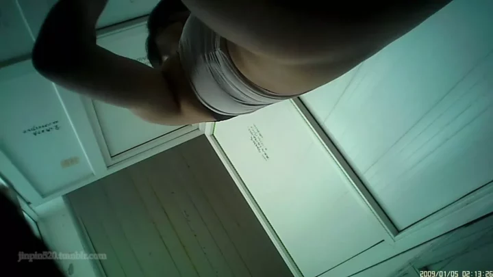 【盗撮】中国の公共トイレで美人を激写！ のスクリーンショット 1