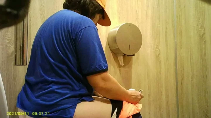 人目も憚らず…！女子トイレの秘密の蜜園 のスクリーンショット 1