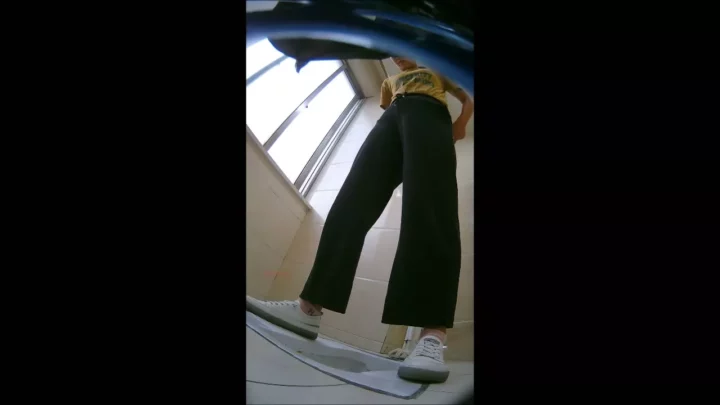 女子大トイレ盗撮！中華美人たちの秘められた瞬間 のスクリーンショット 9