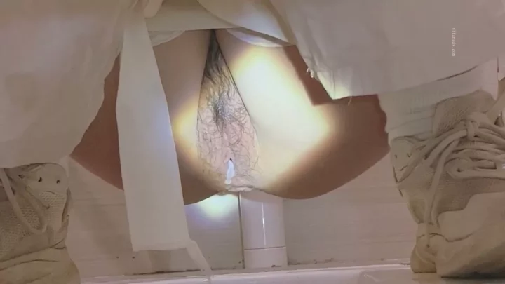 【盗撮】中国の公衆トイレで仕掛けられた隠しカメラ のスクリーンショット 1