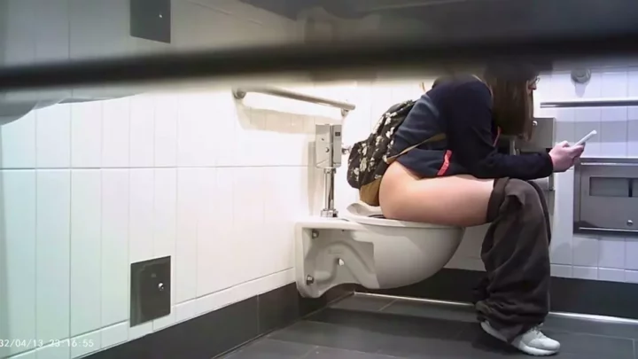 盗撮！女子トイレで秘密の放課後ガールズトーク のスクリーンショット 1