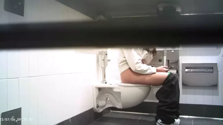 盗撮！女子トイレで秘密の放課後ガールズトーク のスクリーンショット 5