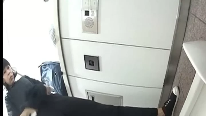 【無修正】和式便器で放尿する女性たちを盗撮！ のスクリーンショット 1