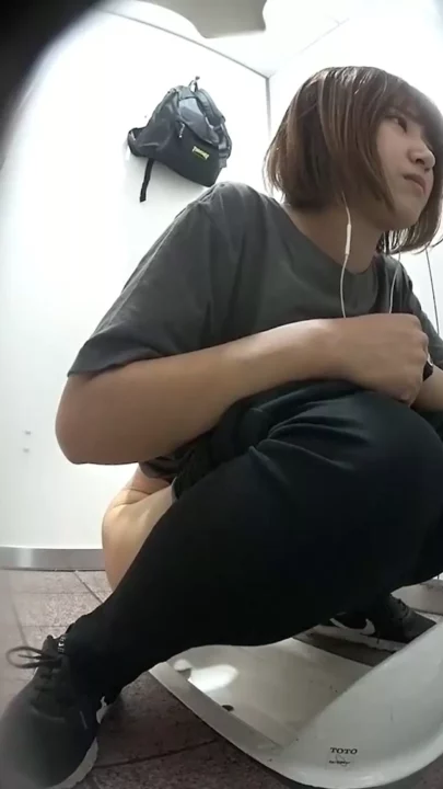 御堂筋線トイレで女子高生がまさかの痴漢遭遇！ のスクリーンショット 5
