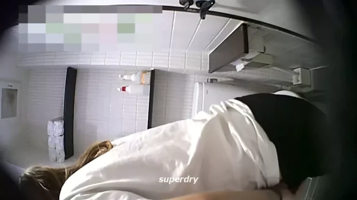 衝撃！盗撮視点に興奮…トイレ隠し撮り秘蔵コレクション のスクリーンショット 1