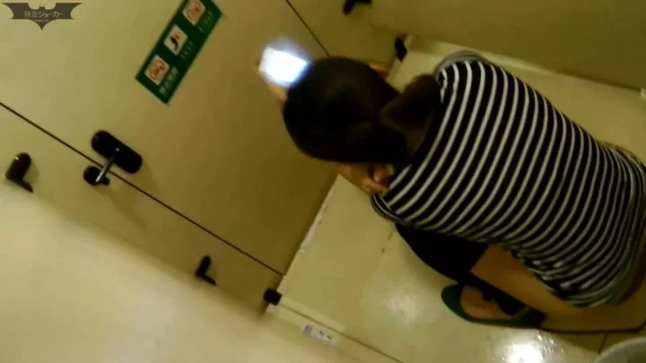 【衝撃】海外トイレ盗撮！まさかの瞬間を激撮 のスクリーンショット 1