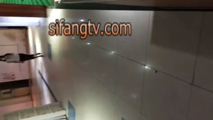 衝撃！中国トイレ盗撮：大胆ヌードの瞬間