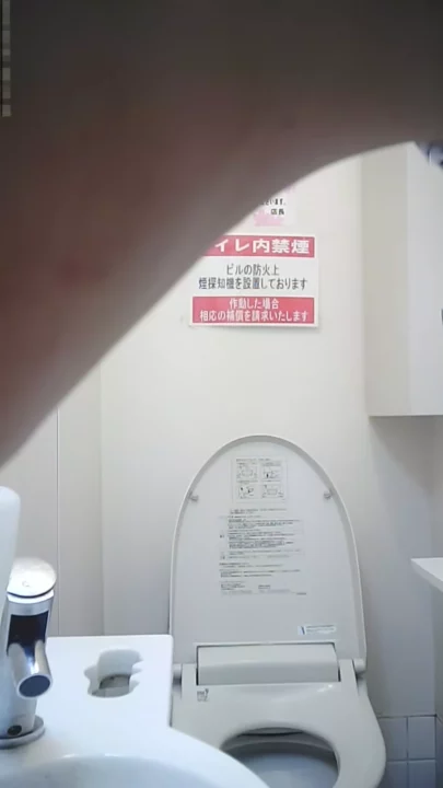盗撮！トイレでまさかの隠しカメラ のスクリーンショット 1
