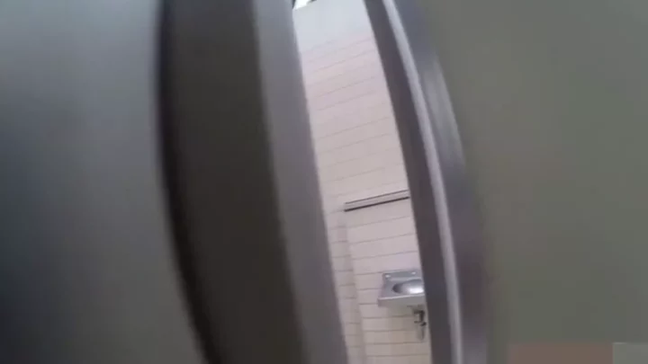 衝撃！女子トイレの隠し撮り映像、連続爆尿の瞬間！ のスクリーンショット 5