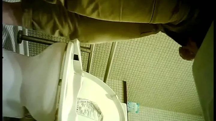 衝撃！女子トイレの隠し撮り映像、連続爆尿の瞬間！ のスクリーンショット 9