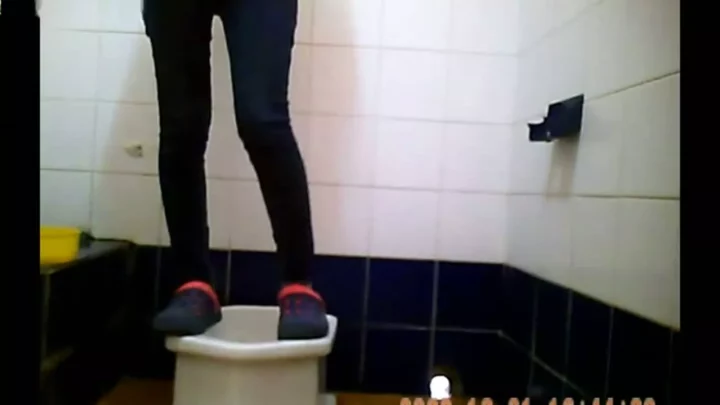 タイの公衆トイレ盗撮！大胆お尻丸出しの決定的瞬間 のスクリーンショット 1