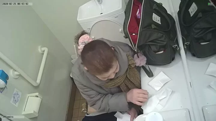 和風トイレの極秘盗撮 無毛美女の羞恥瞬間 のスクリーンショット 1