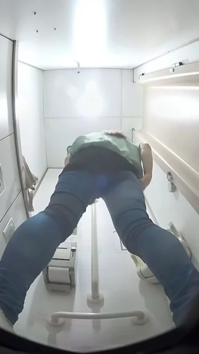 御堂筋線トイレで女子高生がまさかの痴漢遭遇！ のスクリーンショット 2