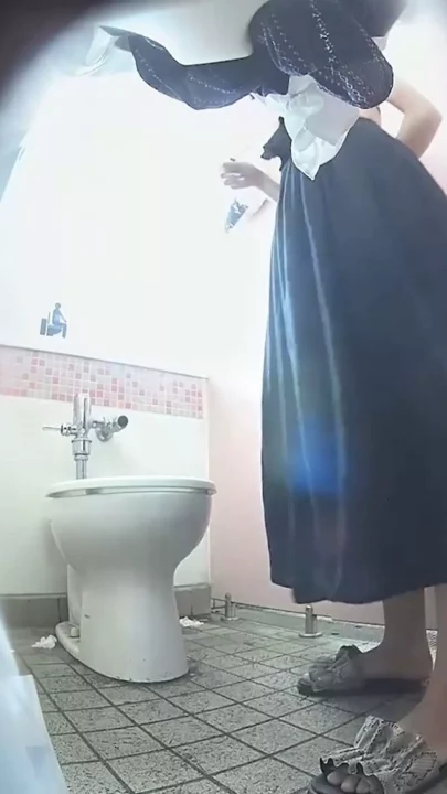 御堂筋のトイレで激震！禁断の盗撮現場 のスクリーンショット 2