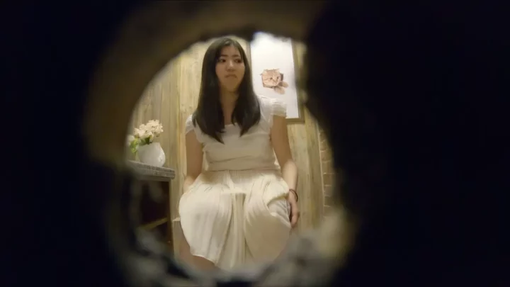 【悪魔の盗撮】女子トイレの密室で響き渡る排泄音と衝撃の瞬間に絶句！ のスクリーンショット 10