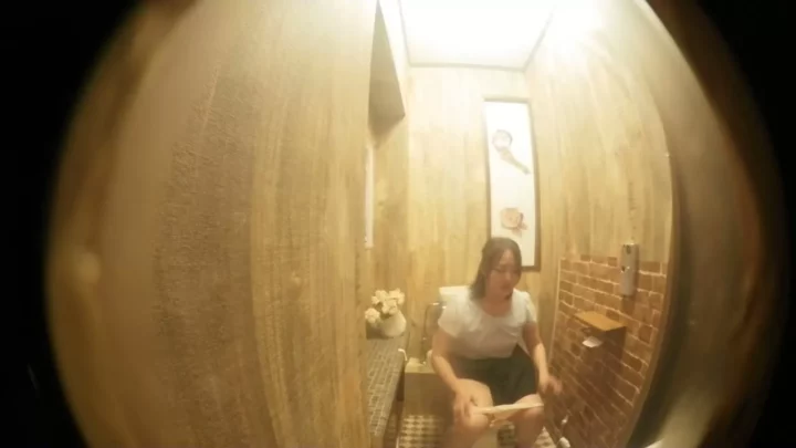 【悪魔の盗撮】女子トイレの密室で響き渡る排泄音と衝撃の瞬間に絶句！ のスクリーンショット 14