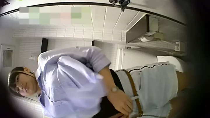 衝撃！盗撮視点に興奮…トイレ隠し撮り秘蔵コレクション のスクリーンショット 10