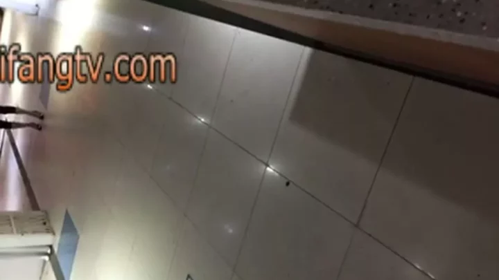 衝撃！中国トイレ盗撮：大胆ヌードの瞬間 のスクリーンショット 2
