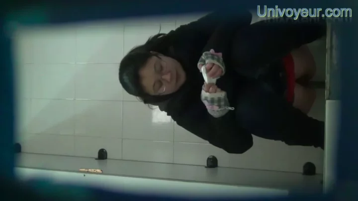 中国のトイレで盗撮！美女たちが無防備な瞬間 のスクリーンショット 14