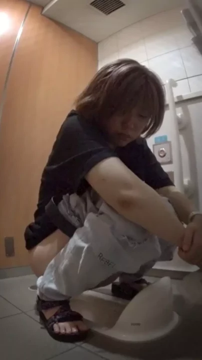 盗撮！トイレでまさかの隠しカメラ のスクリーンショット 10