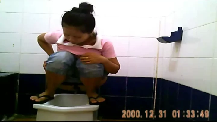 タイの公衆トイレ盗撮！大胆お尻丸出しの決定的瞬間 のスクリーンショット 10