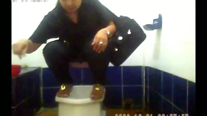 タイの公衆トイレ盗撮！大胆お尻丸出しの決定的瞬間 のスクリーンショット 18
