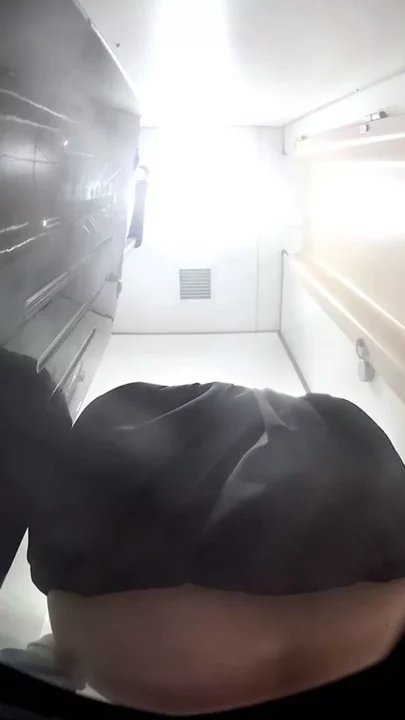 御堂筋線トイレで女子高生がまさかの痴漢遭遇！
