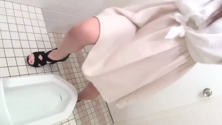 【完全密着】隠し撮り！美人OLの秘密トイレ