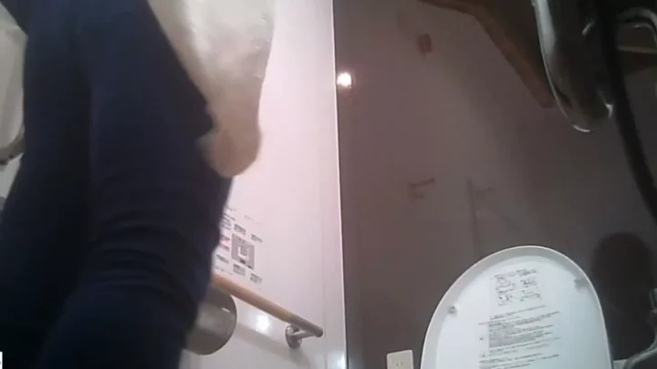 隠し撮り！公衆トイレで女性たちが大胆放尿